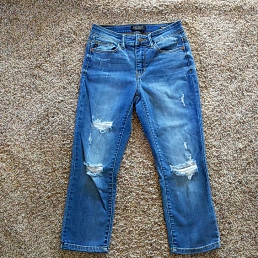 Judy Blue Los Angeles light wash distressed Capri fit size 3/26